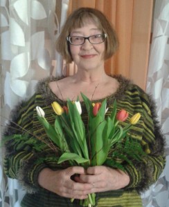 Jalankulkijat juoskoot, astukoot lätäköihin, kiiltäköön asfaltti, vetinen. Eihän tietää voi kansa, joka  ...katkoo kahleitansa, miksi oon, tänään niin iloinen'